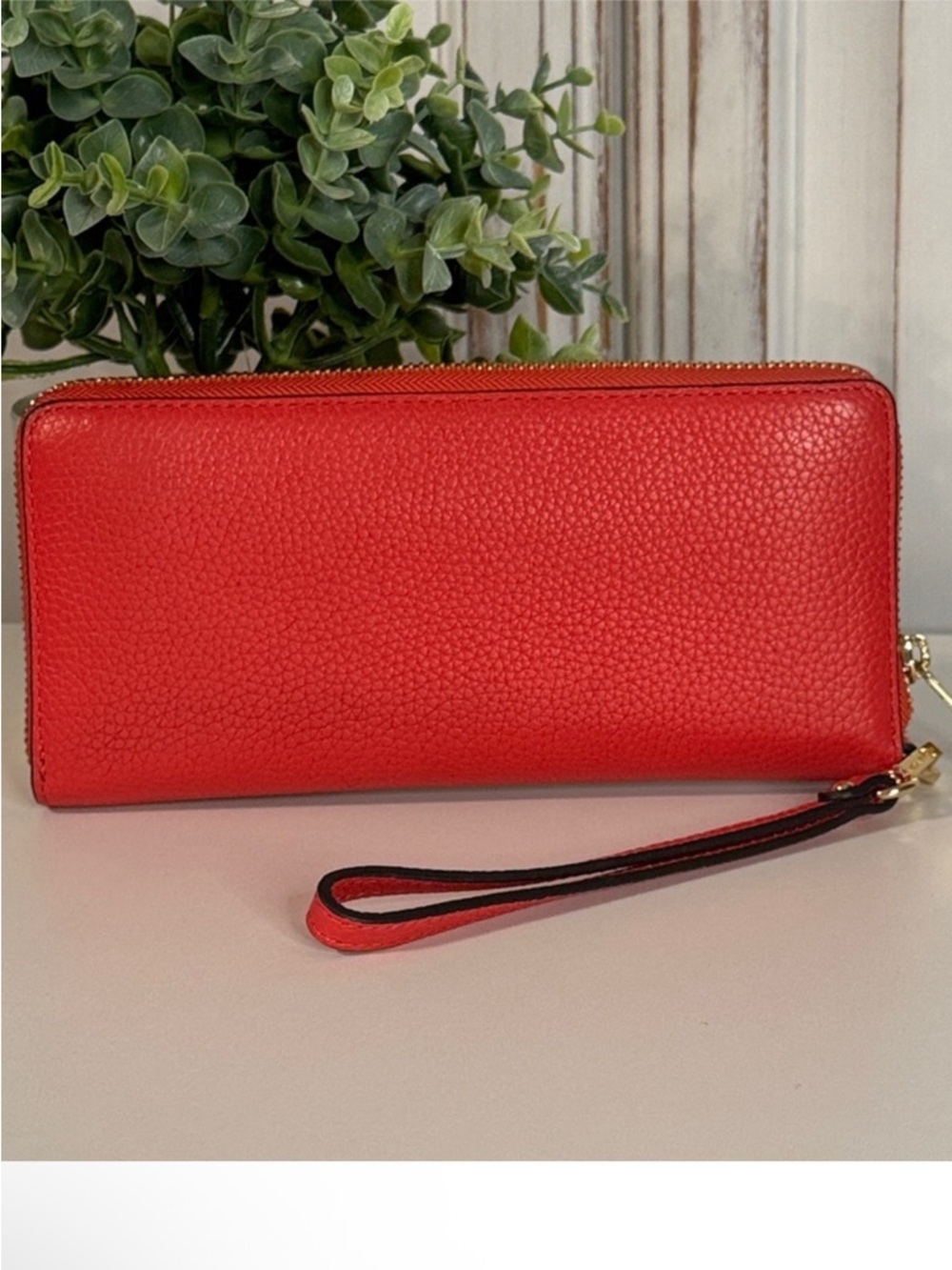 Low start Michael Kors Red Pebbled Leather Zip Around Wristlet Wallet Gold Logo - Picture 2 of 7